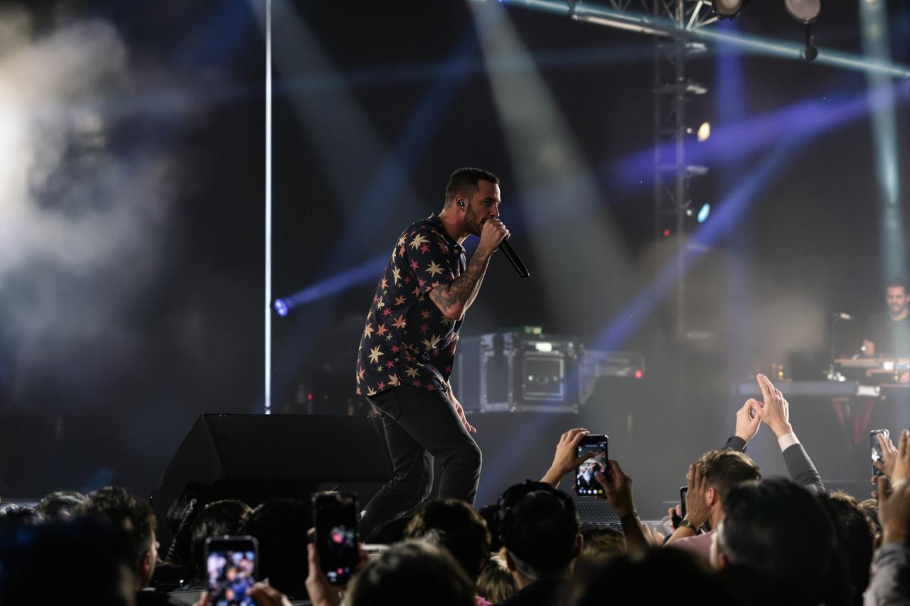 顶流歌手演唱会现场突发状况,粉丝目击全程!